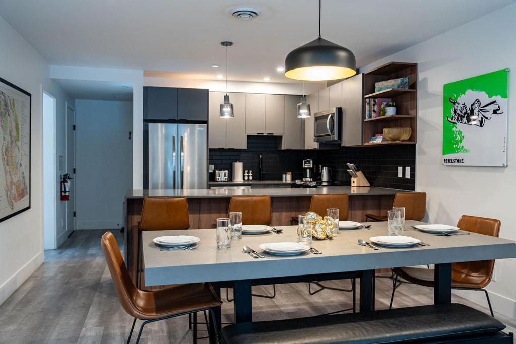 Appartement Revel In The Stoke By Revelstoke Vacations Extérieur photo