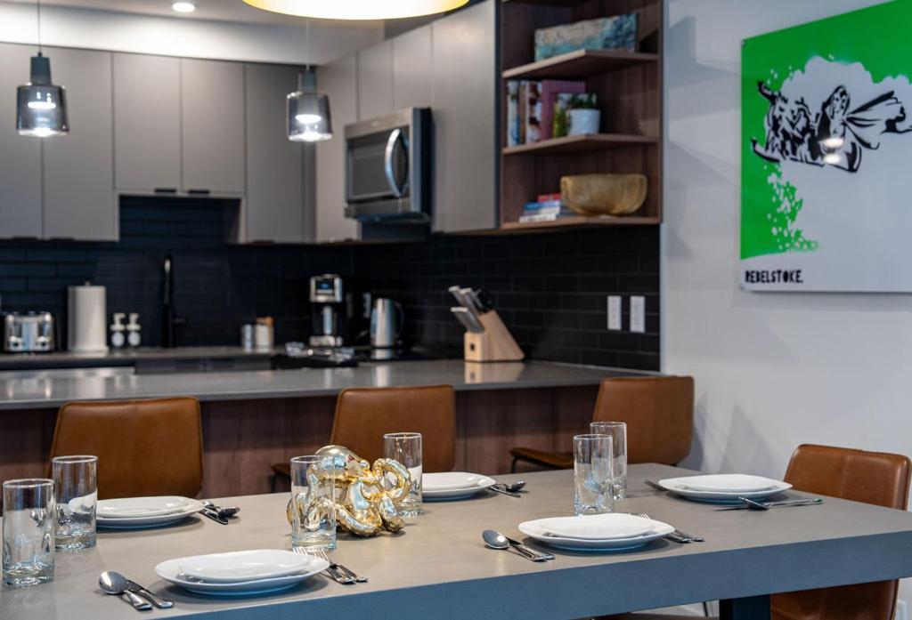 Appartement Revel In The Stoke By Revelstoke Vacations Extérieur photo