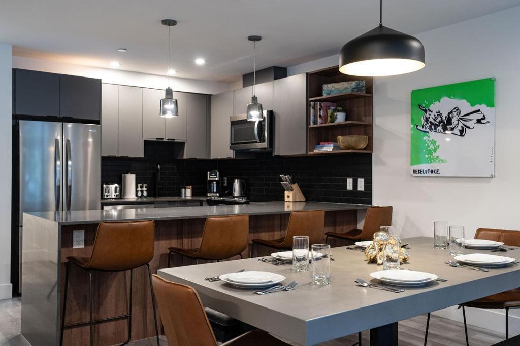 Appartement Revel In The Stoke By Revelstoke Vacations Extérieur photo